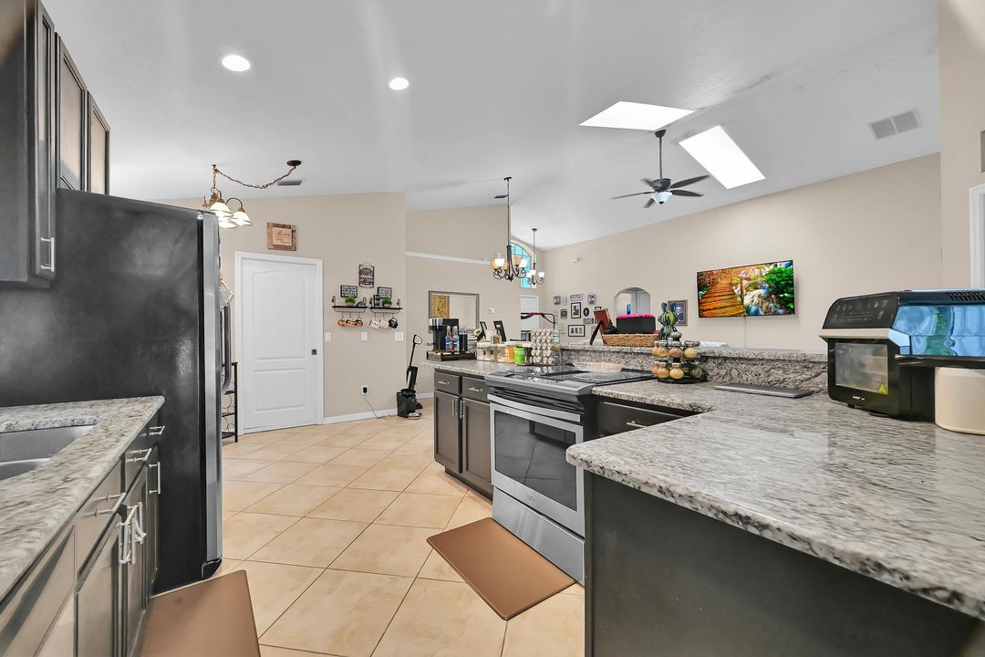 For Sale: $350,000 (3 beds, 2 baths, 1599 Square Feet)