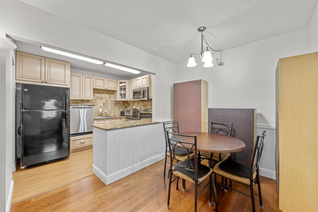 For Sale: $142,500 (2 beds, 1 baths, 818 Square Feet)