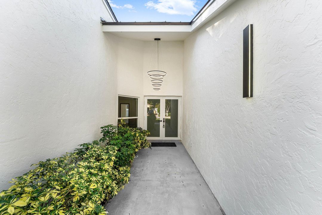 For Sale: $1,399,000 (4 beds, 2 baths, 2077 Square Feet)