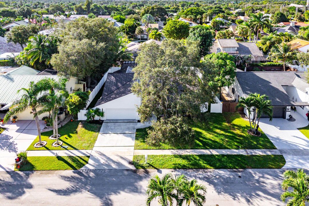 For Sale: $1,399,000 (4 beds, 2 baths, 2077 Square Feet)