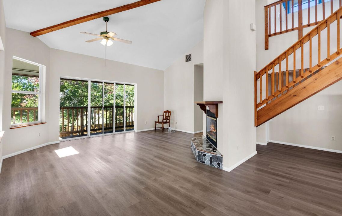 Activo con contrato: $558,000 (4 camas, 3 baños, 1669 Pies cuadrados)