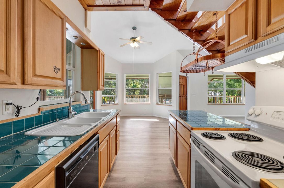 Activo con contrato: $558,000 (4 camas, 3 baños, 1669 Pies cuadrados)