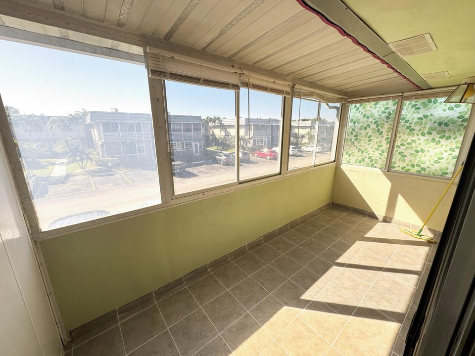 For Rent: $1,375 (1 beds, 1 baths, 720 Square Feet)