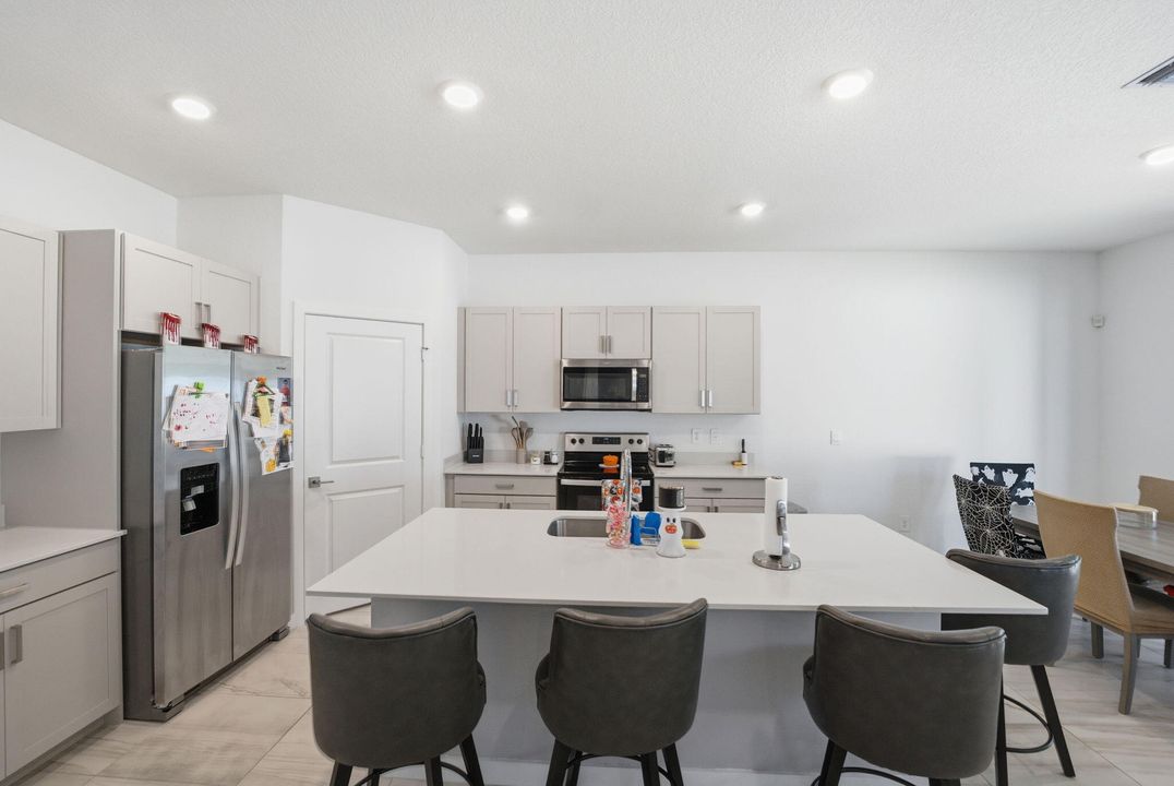 For Sale: $659,999 (5 beds, 3 baths, 2593 Square Feet)