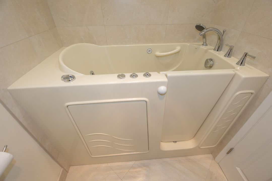 For Sale: $850,000 (2 beds, 2 baths, 1176 Square Feet)