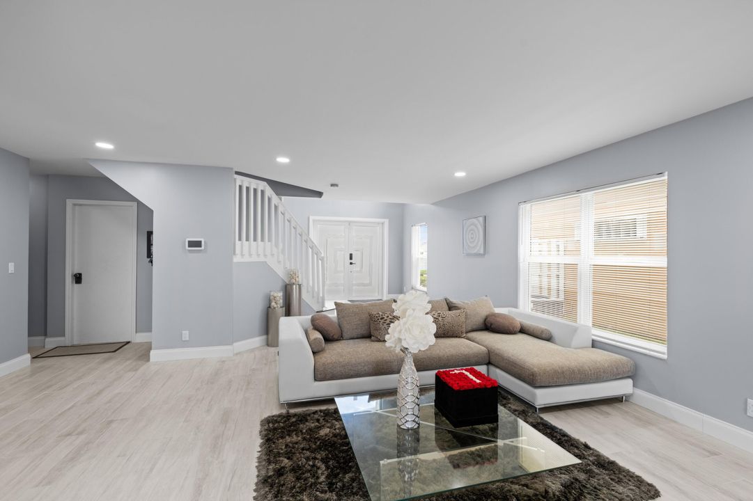 待售: $720,000 (5 贝兹, 2 浴室, 2334 平方英尺)