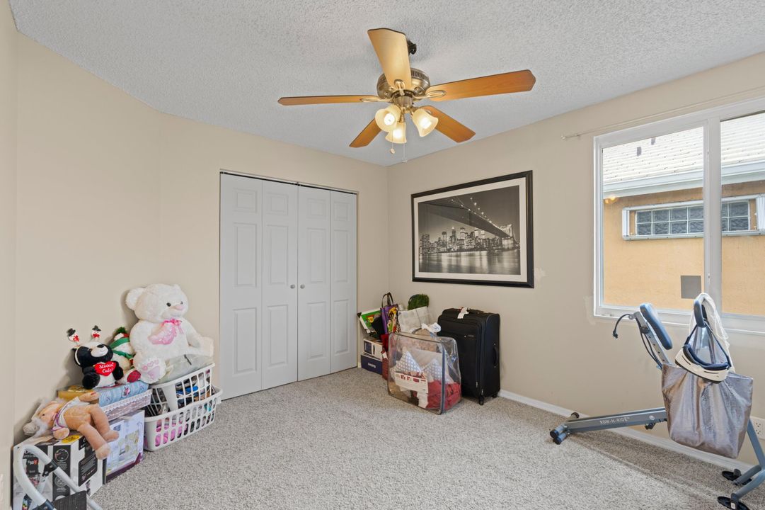 待售: $720,000 (5 贝兹, 2 浴室, 2334 平方英尺)