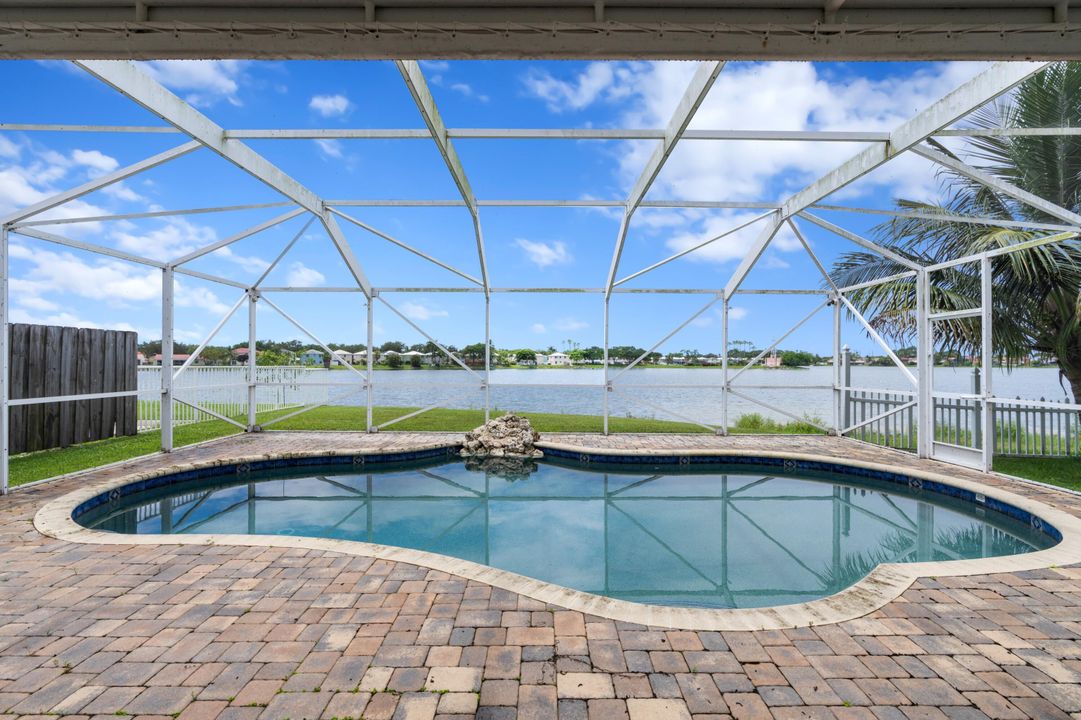 待售: $720,000 (5 贝兹, 2 浴室, 2334 平方英尺)