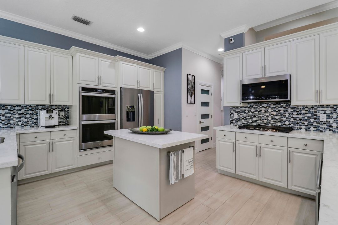 Под контрактом: $2,199,000 (6 спален, 6 ванн, 4326 Квадратных фут)