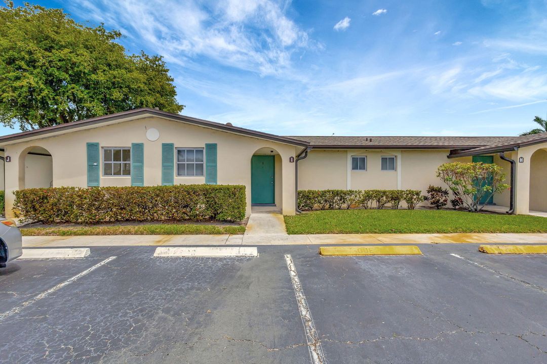 For Sale: $79,900 (1 beds, 1 baths, 612 Square Feet)