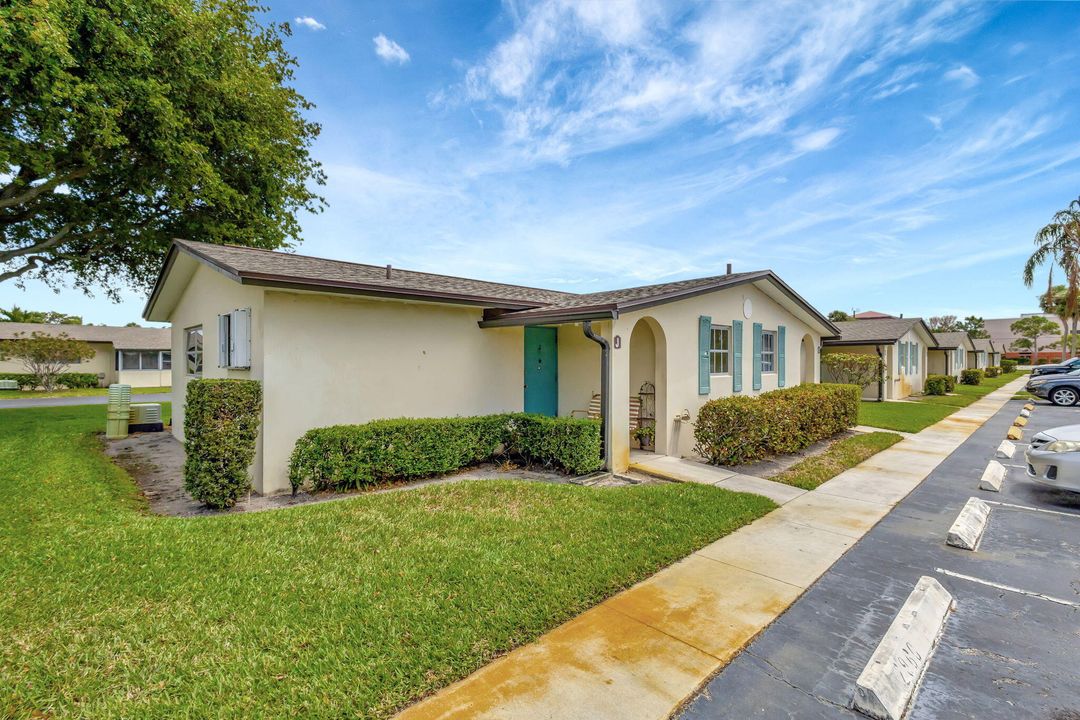 For Sale: $79,900 (1 beds, 1 baths, 612 Square Feet)