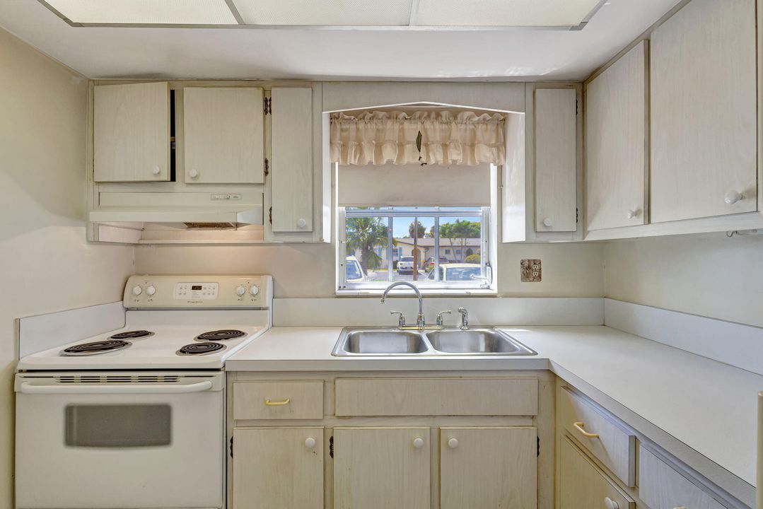 For Sale: $79,900 (1 beds, 1 baths, 612 Square Feet)