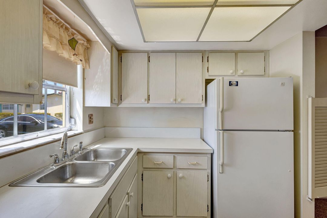 For Sale: $79,900 (1 beds, 1 baths, 612 Square Feet)