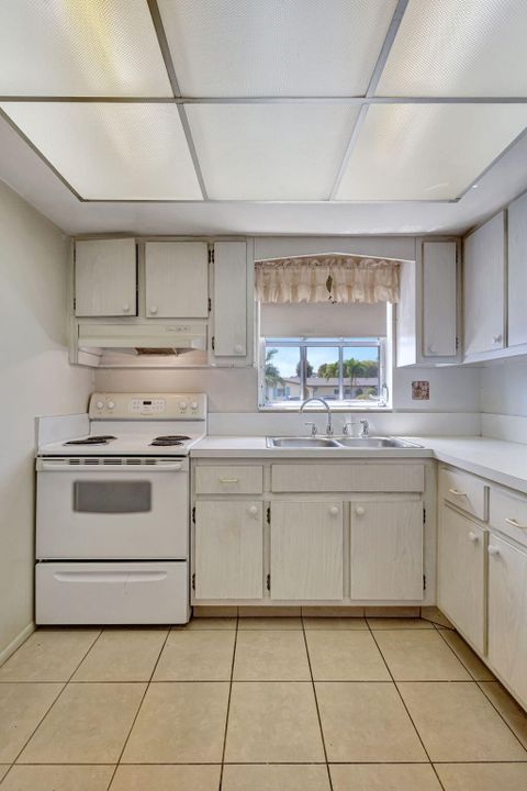 For Sale: $79,900 (1 beds, 1 baths, 612 Square Feet)