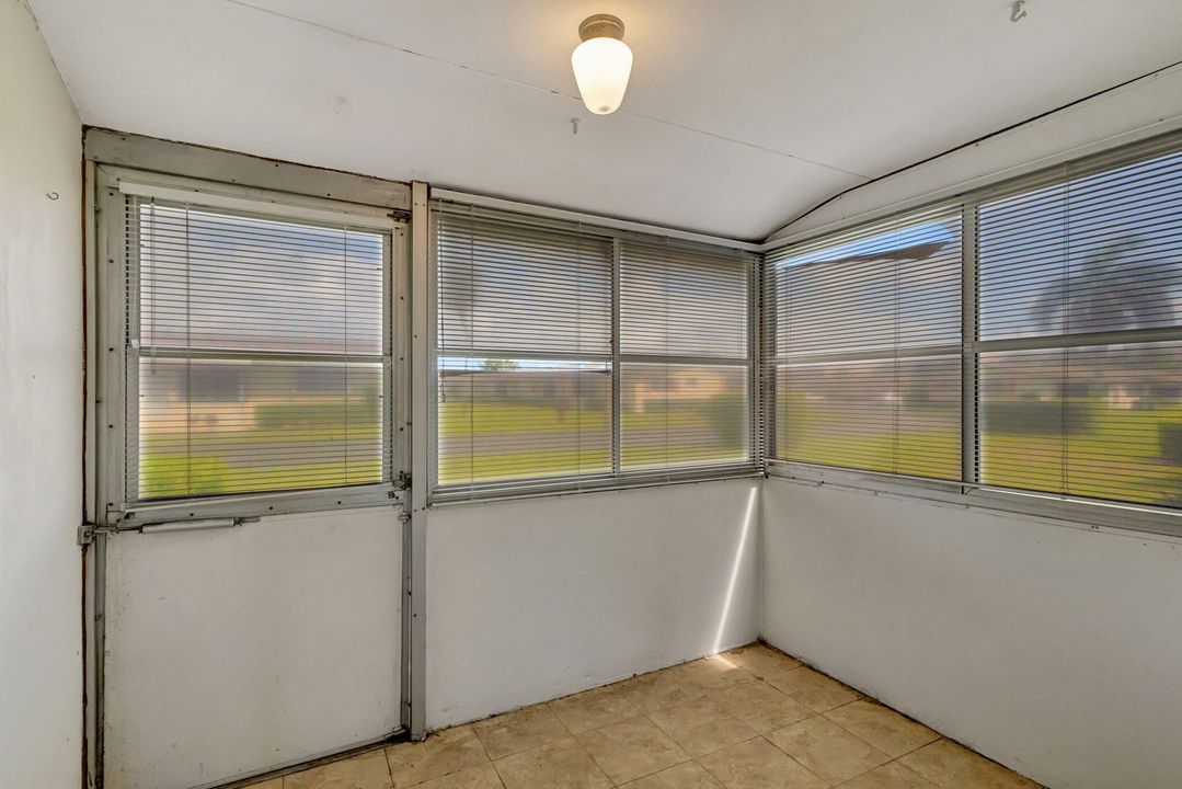 For Sale: $79,900 (1 beds, 1 baths, 612 Square Feet)