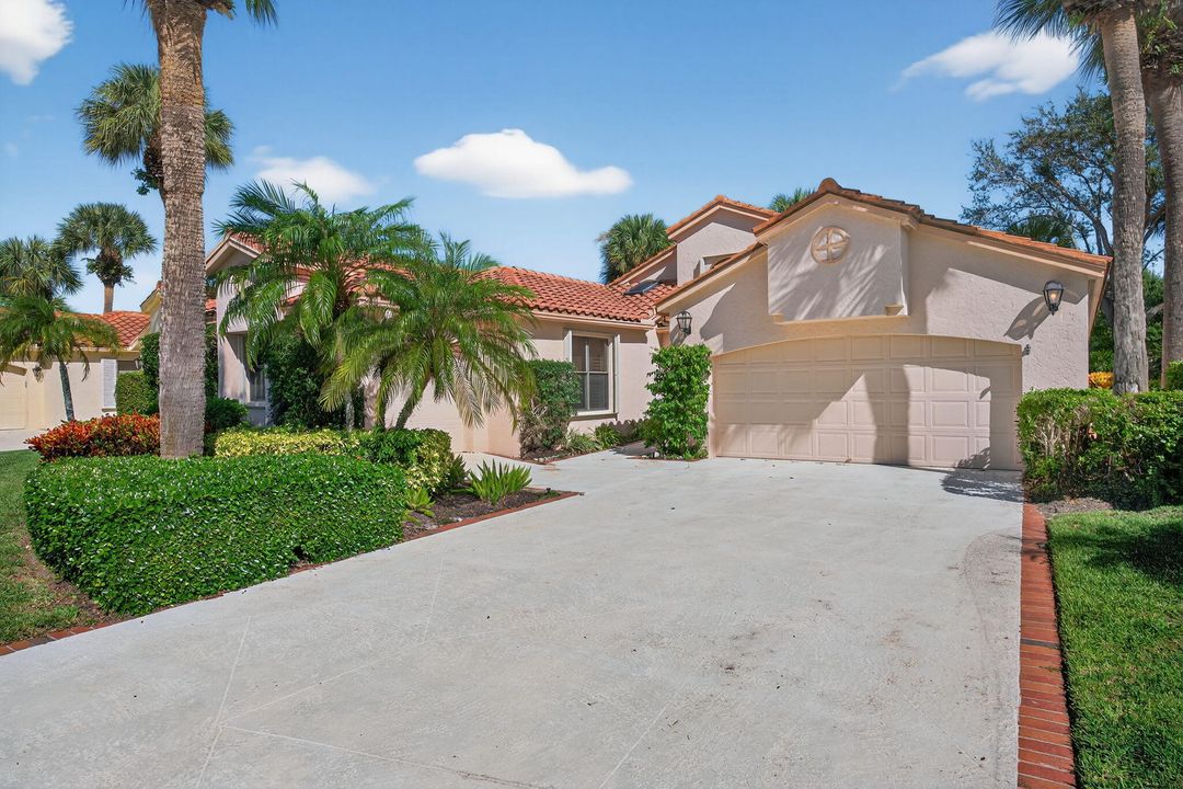 合同活跃: $1,750,000 (3 贝兹, 3 浴室, 2365 平方英尺)