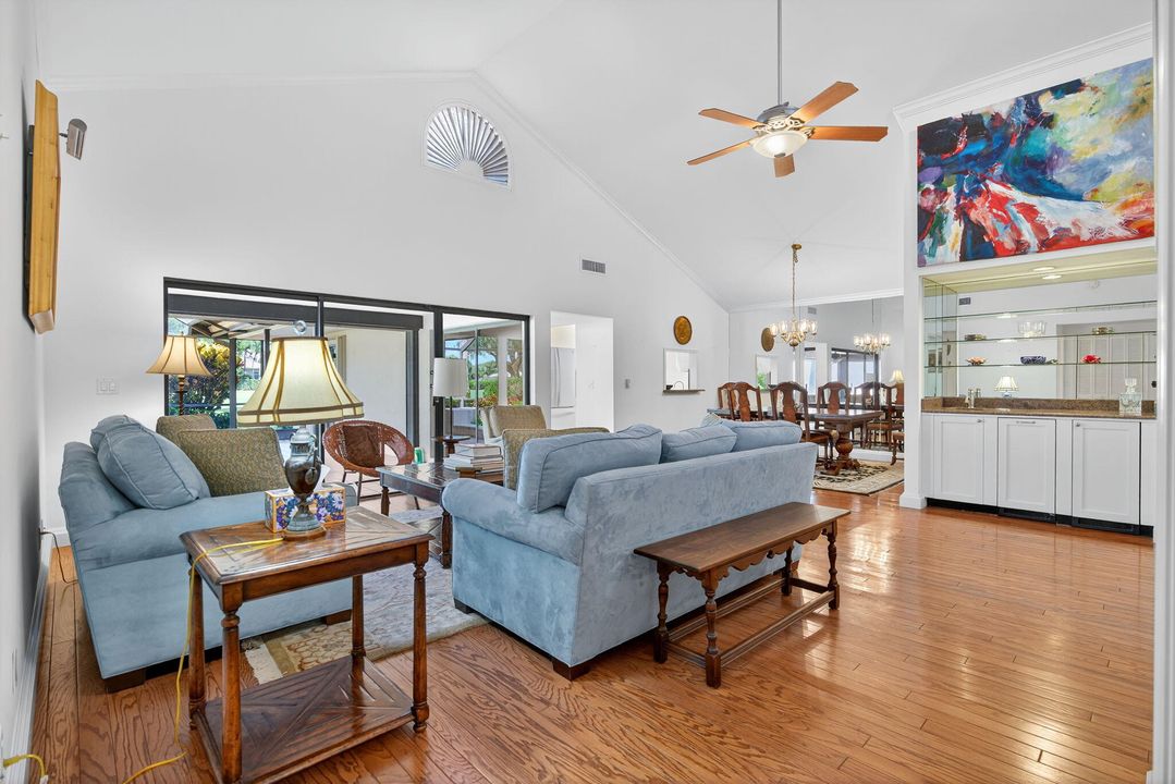 合同活跃: $1,750,000 (3 贝兹, 3 浴室, 2365 平方英尺)