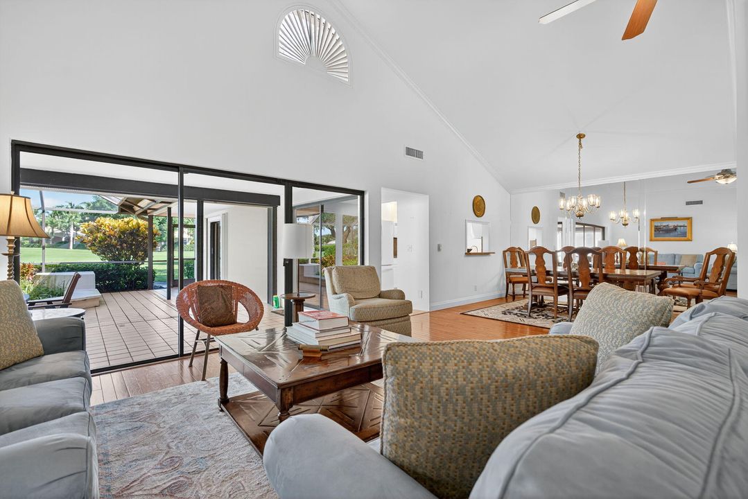 合同活跃: $1,750,000 (3 贝兹, 3 浴室, 2365 平方英尺)