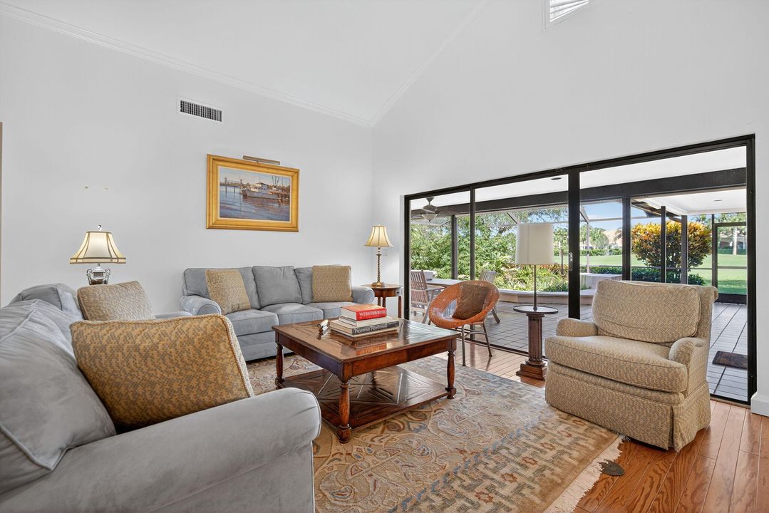 合同活跃: $1,750,000 (3 贝兹, 3 浴室, 2365 平方英尺)