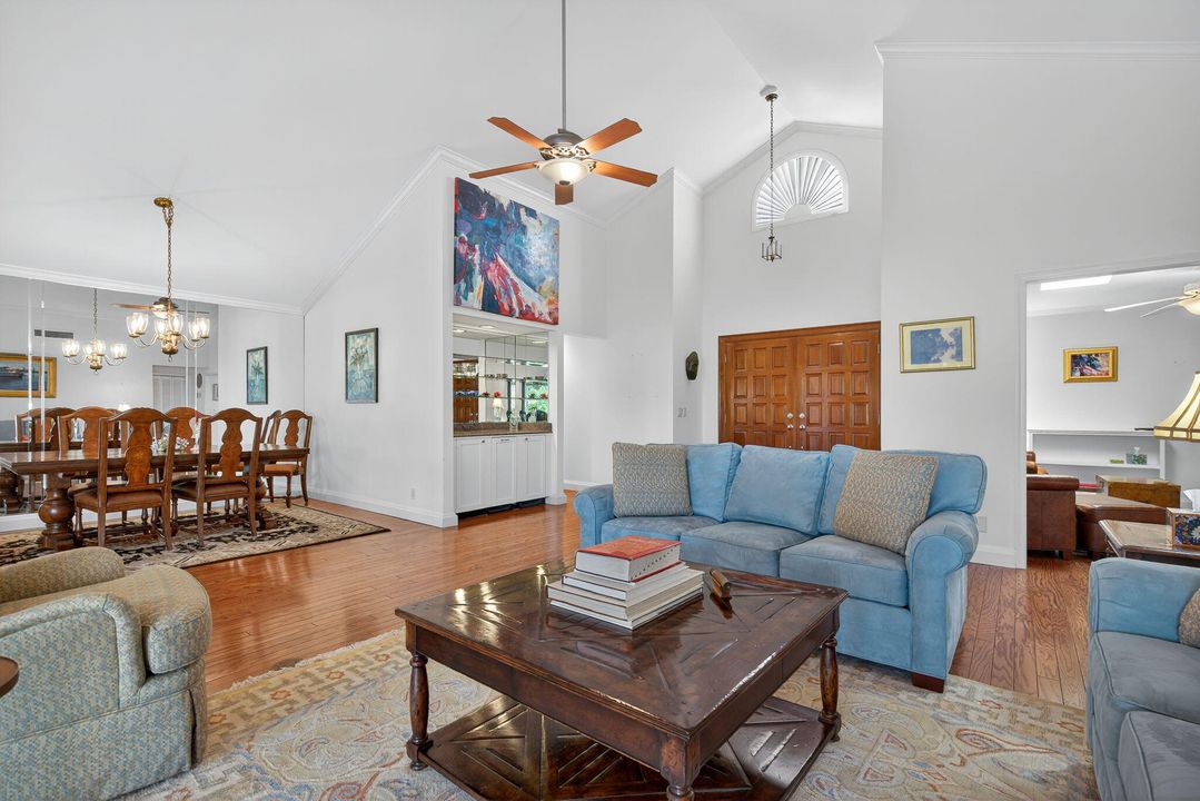 合同活跃: $1,750,000 (3 贝兹, 3 浴室, 2365 平方英尺)