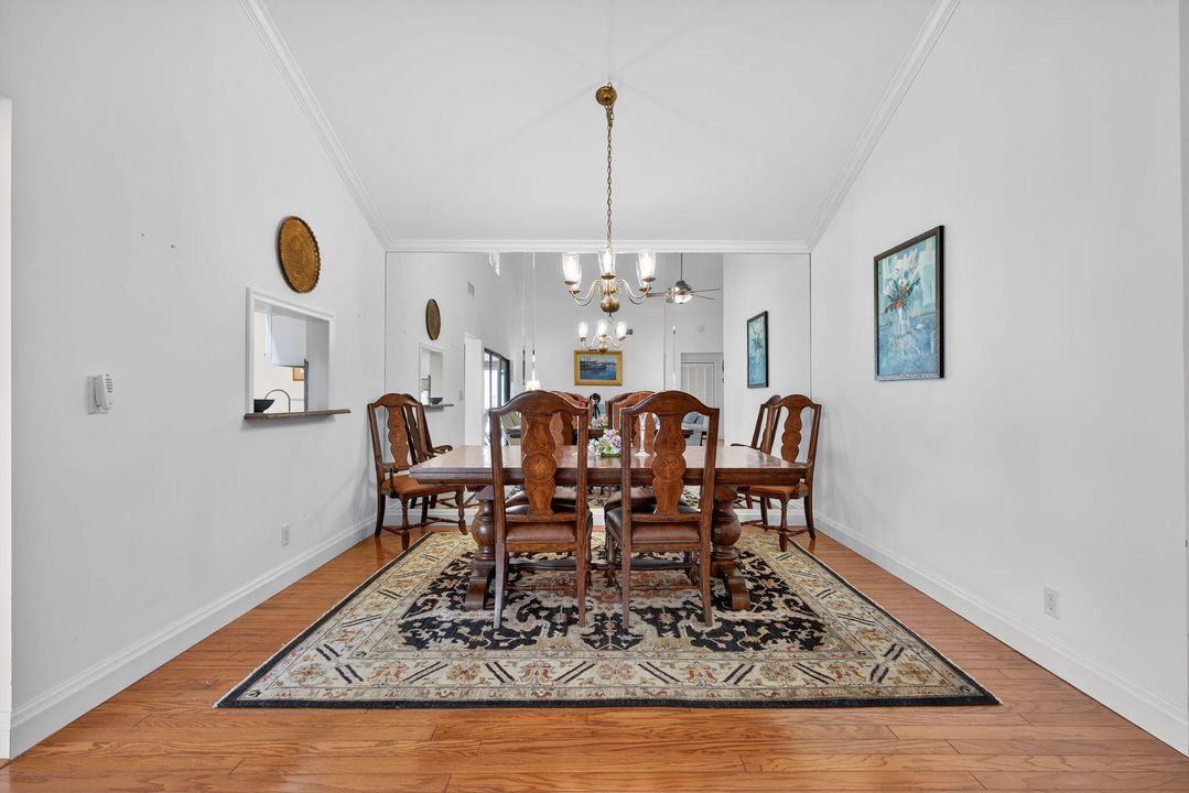 合同活跃: $1,750,000 (3 贝兹, 3 浴室, 2365 平方英尺)