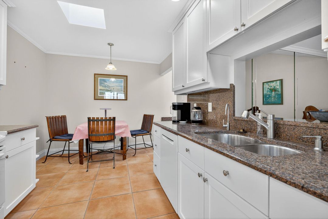 合同活跃: $1,750,000 (3 贝兹, 3 浴室, 2365 平方英尺)