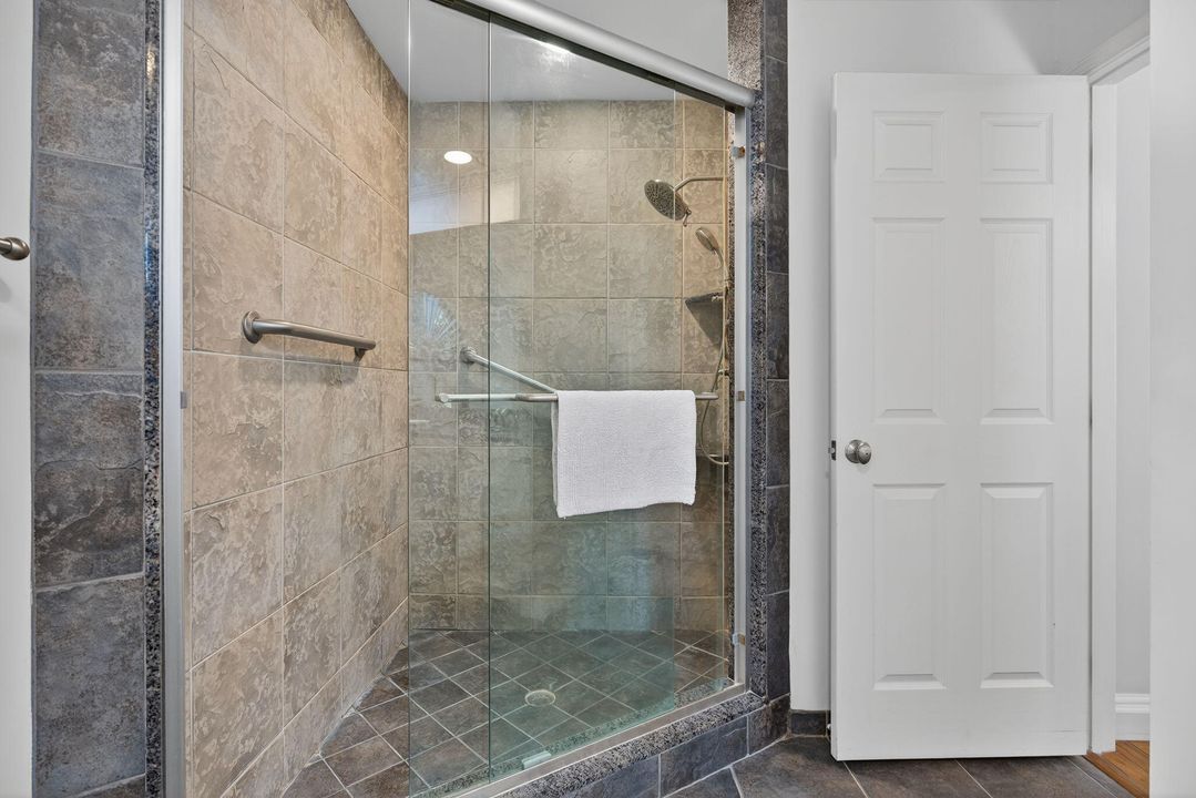 合同活跃: $1,750,000 (3 贝兹, 3 浴室, 2365 平方英尺)