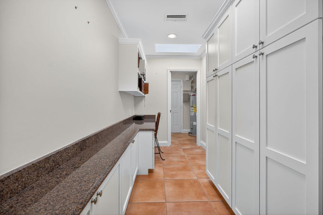 合同活跃: $1,750,000 (3 贝兹, 3 浴室, 2365 平方英尺)