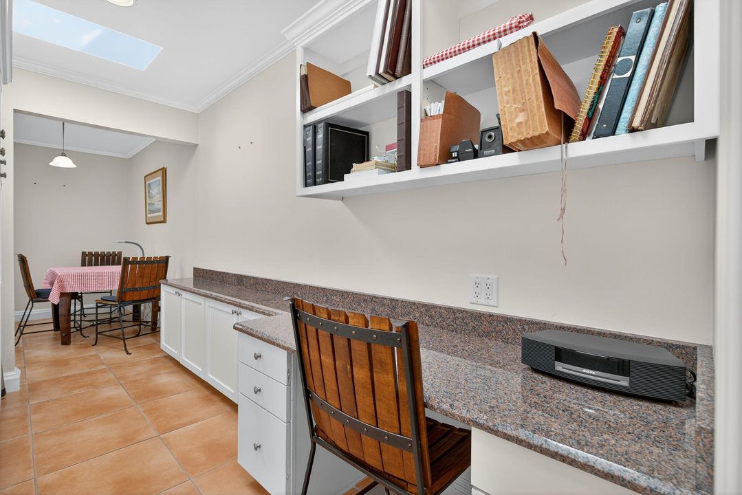 合同活跃: $1,750,000 (3 贝兹, 3 浴室, 2365 平方英尺)