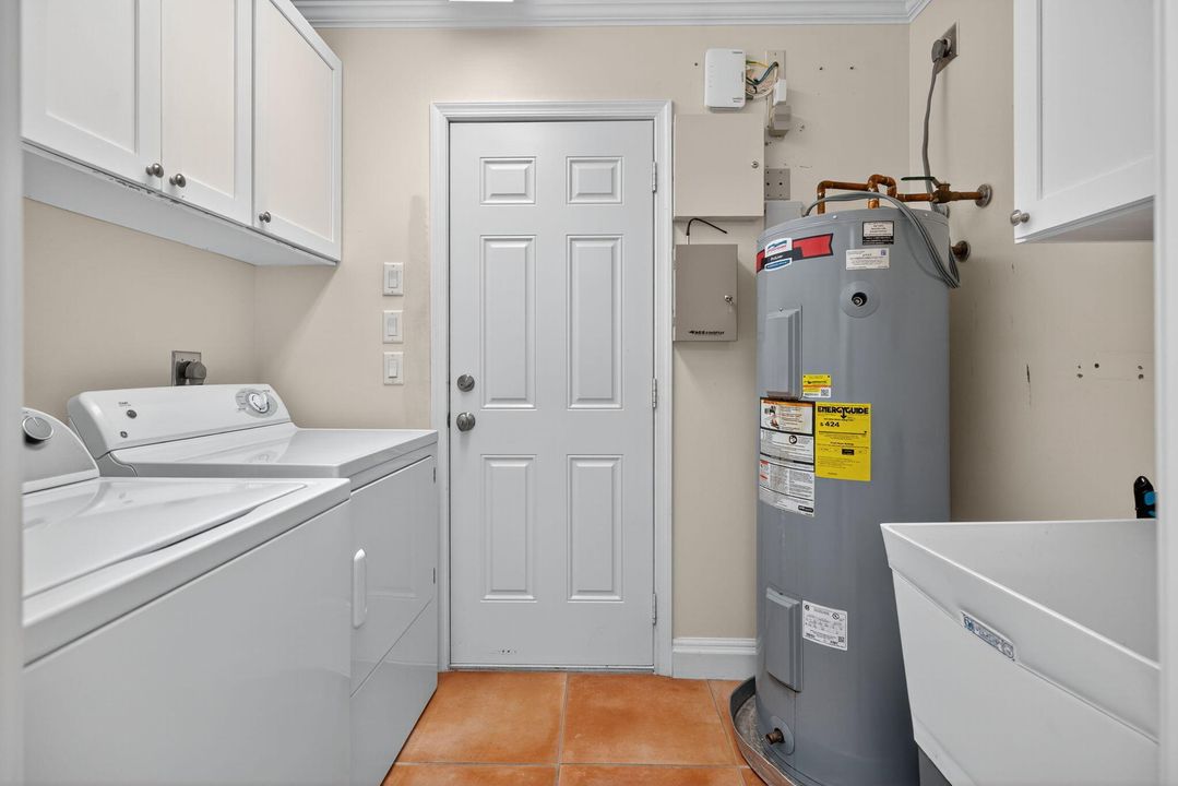 合同活跃: $1,750,000 (3 贝兹, 3 浴室, 2365 平方英尺)