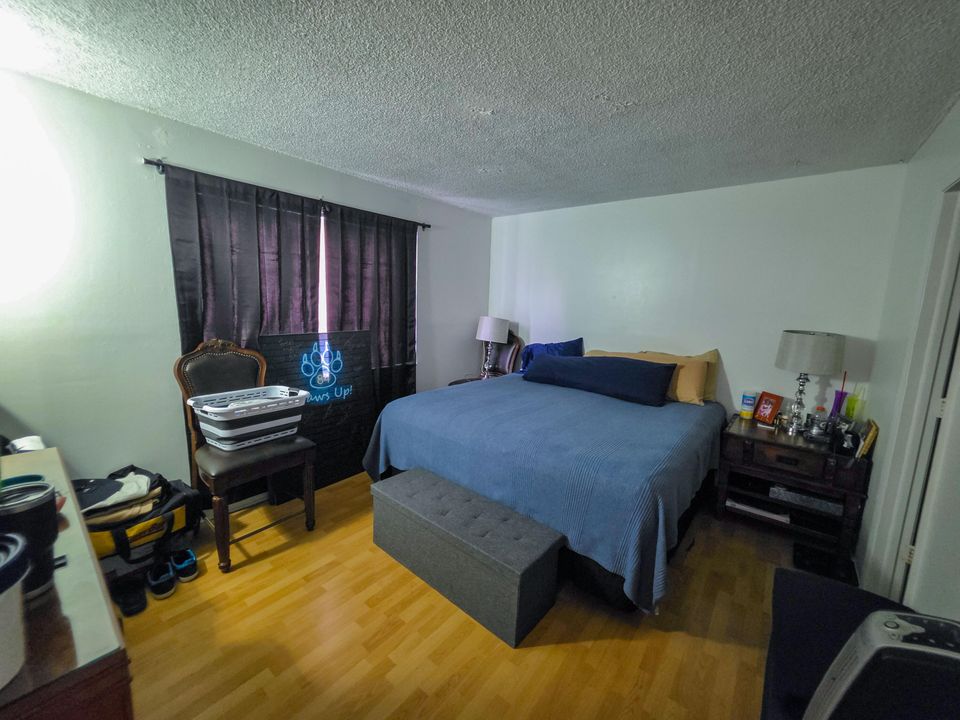 待售: $199,000 (2 贝兹, 2 浴室, 796 平方英尺)