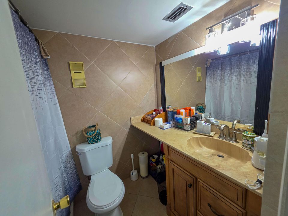 待售: $199,000 (2 贝兹, 2 浴室, 796 平方英尺)