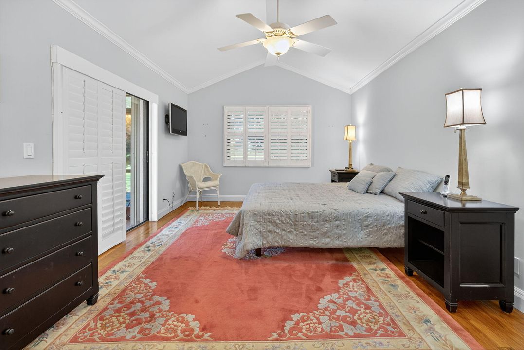 合同活跃: $1,750,000 (3 贝兹, 3 浴室, 2365 平方英尺)