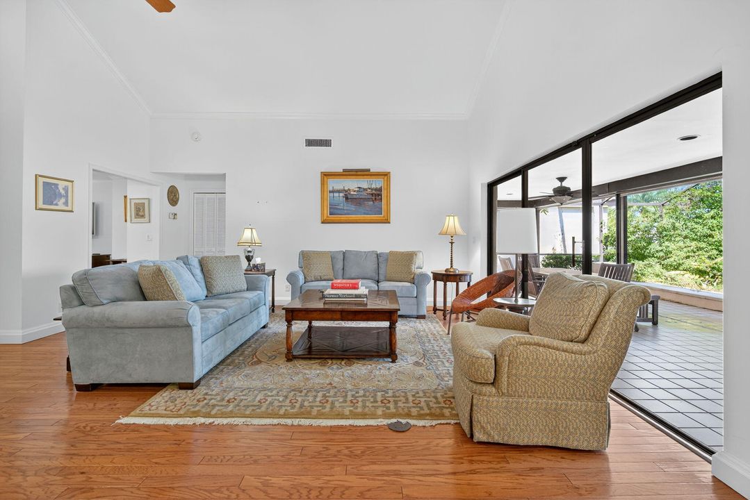 合同活跃: $1,750,000 (3 贝兹, 3 浴室, 2365 平方英尺)