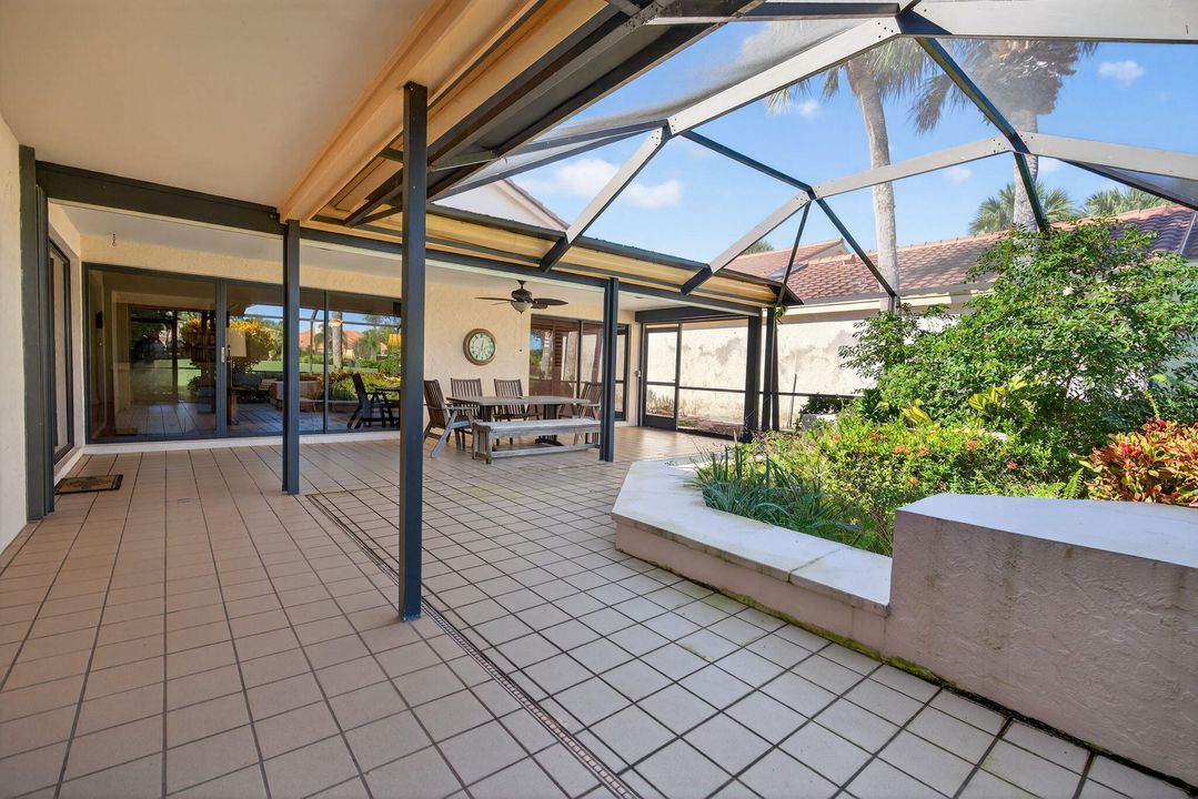 合同活跃: $1,750,000 (3 贝兹, 3 浴室, 2365 平方英尺)