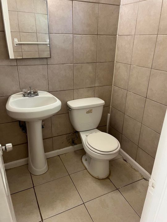 待售: $405,000 (0 贝兹, 0 浴室, 1040 平方英尺)