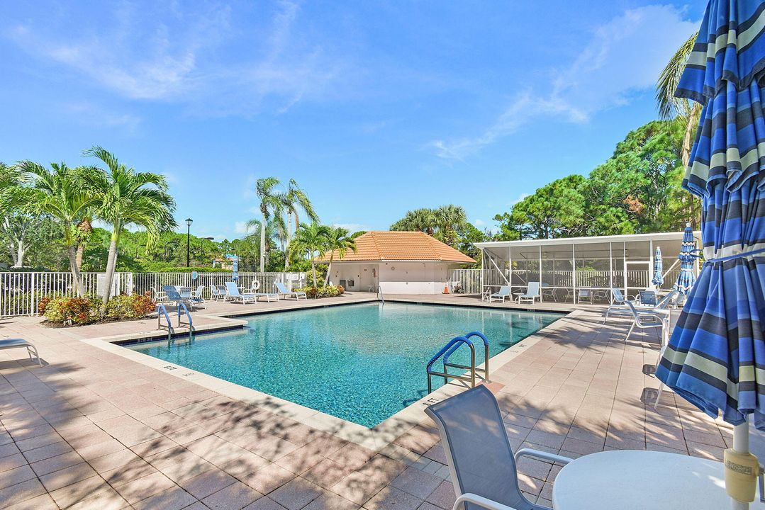 Под контрактом: $435,000 (3 спален, 2 ванн, 1617 Квадратных фут)