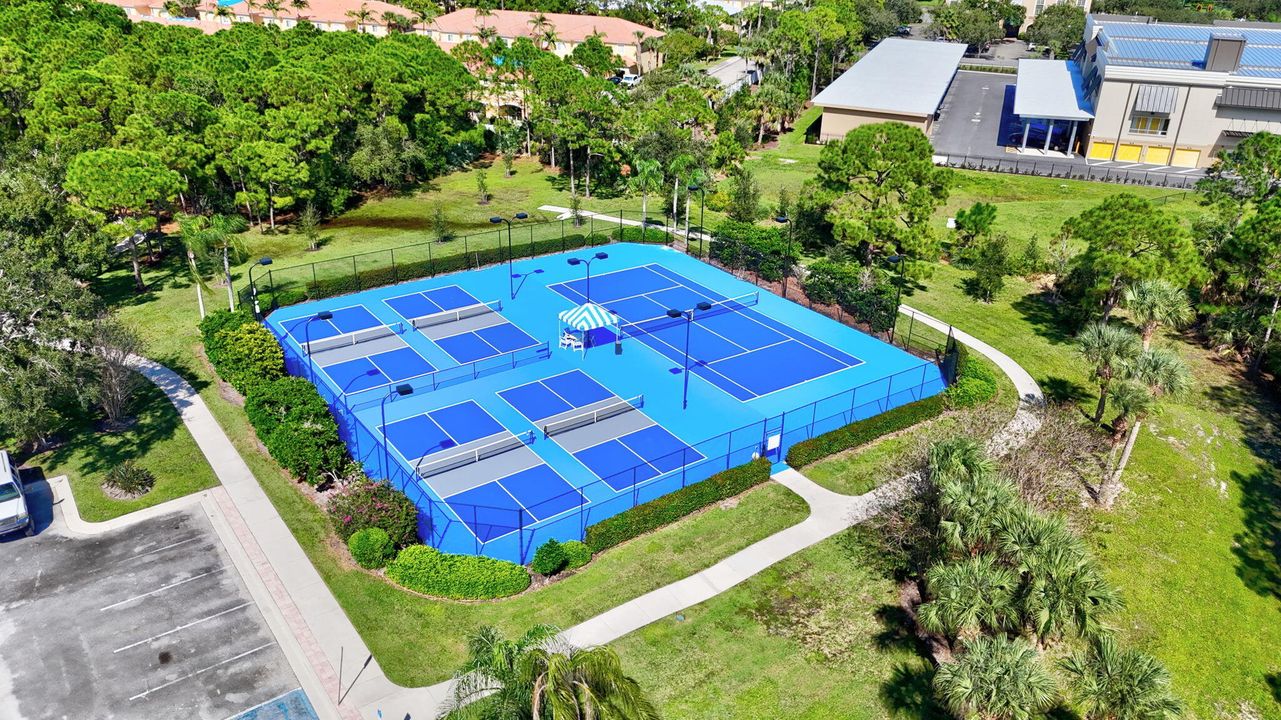 Под контрактом: $435,000 (3 спален, 2 ванн, 1617 Квадратных фут)