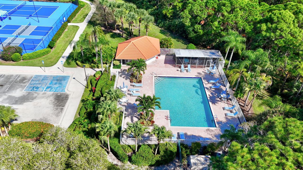 Под контрактом: $435,000 (3 спален, 2 ванн, 1617 Квадратных фут)