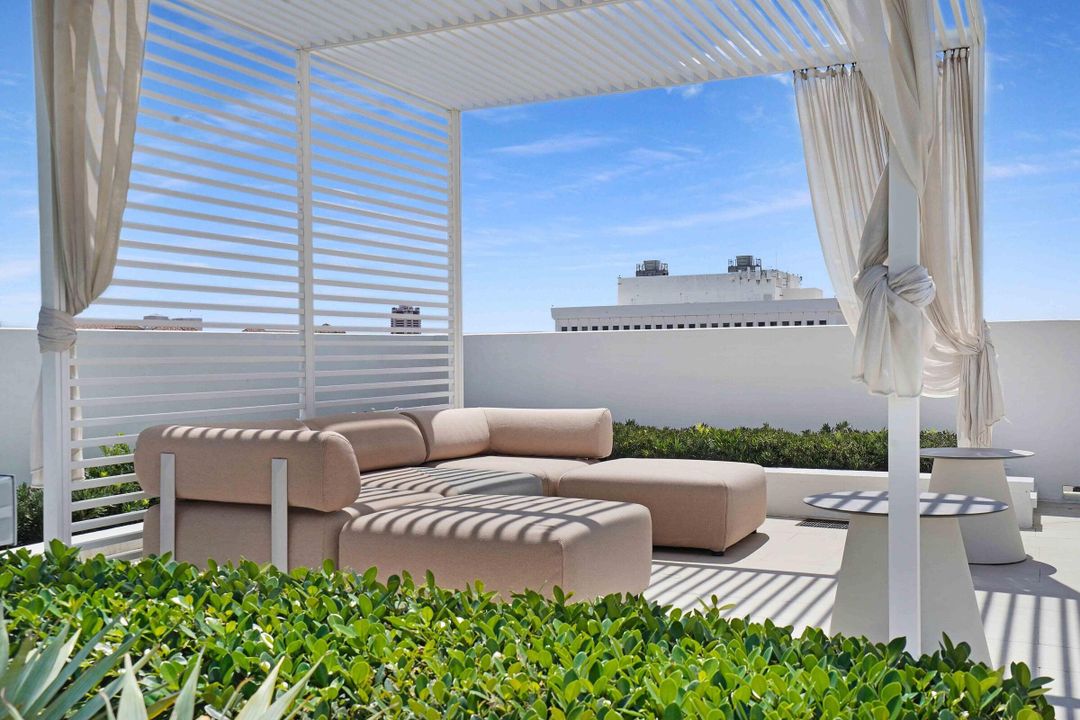 For Rent: $7,500 (1 beds, 1 baths, 941 Square Feet)