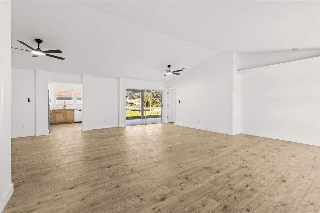 合同活跃: $385,000 (3 贝兹, 2 浴室, 1548 平方英尺)