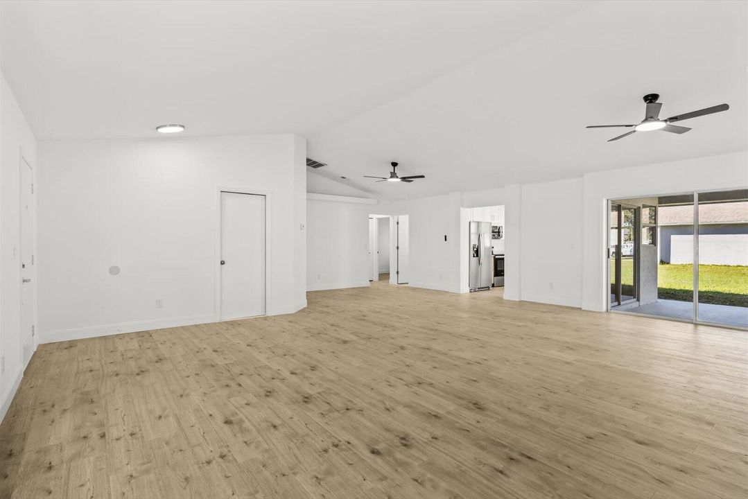 合同活跃: $385,000 (3 贝兹, 2 浴室, 1548 平方英尺)