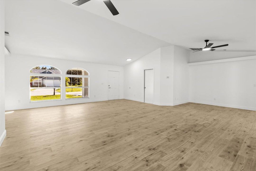 合同活跃: $385,000 (3 贝兹, 2 浴室, 1548 平方英尺)