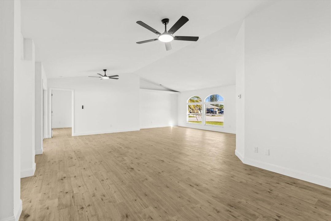 合同活跃: $385,000 (3 贝兹, 2 浴室, 1548 平方英尺)