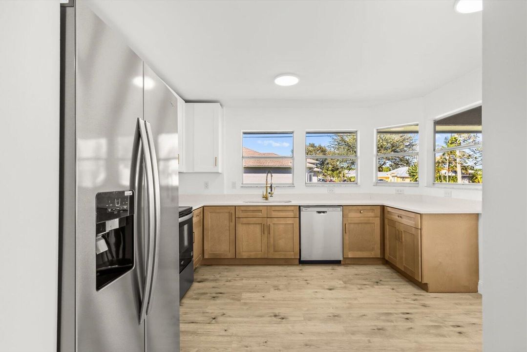 合同活跃: $385,000 (3 贝兹, 2 浴室, 1548 平方英尺)