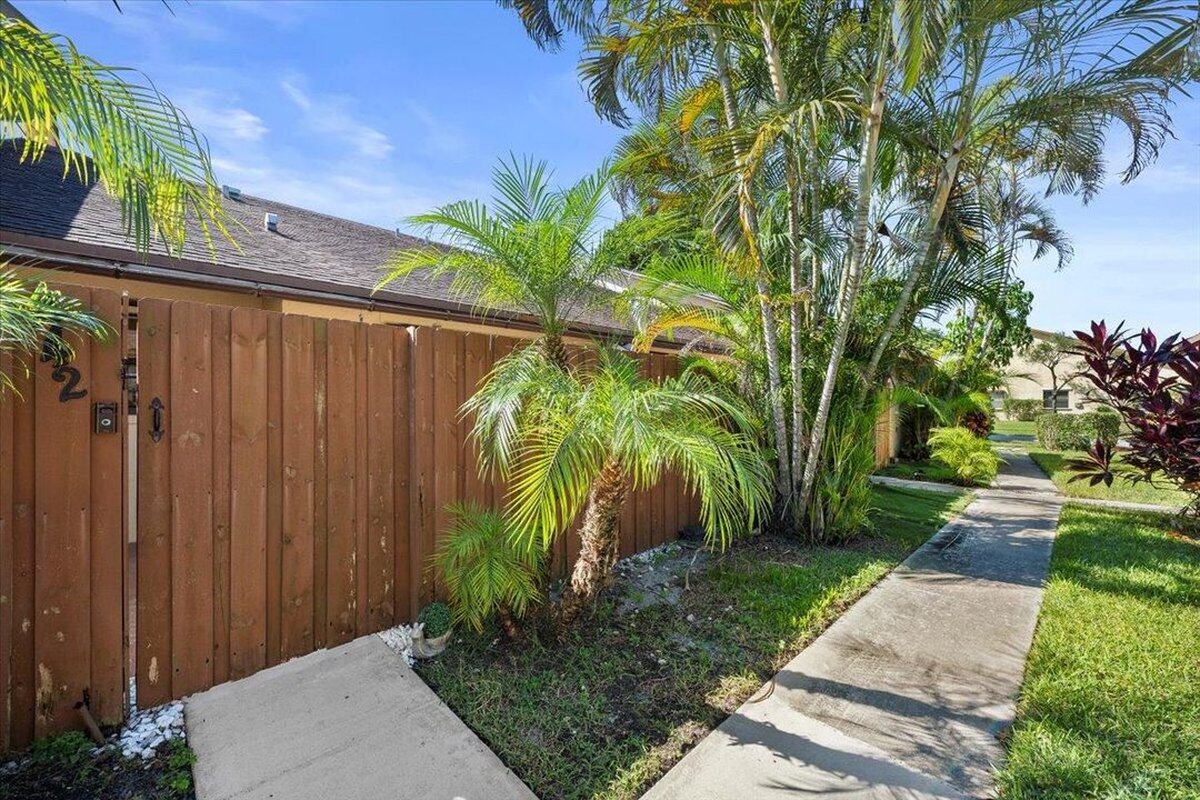 Active With Contract: $268,500 (2 beds, 2 baths, 1102 Square Feet)