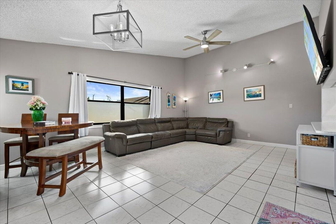 Active With Contract: $268,500 (2 beds, 2 baths, 1102 Square Feet)