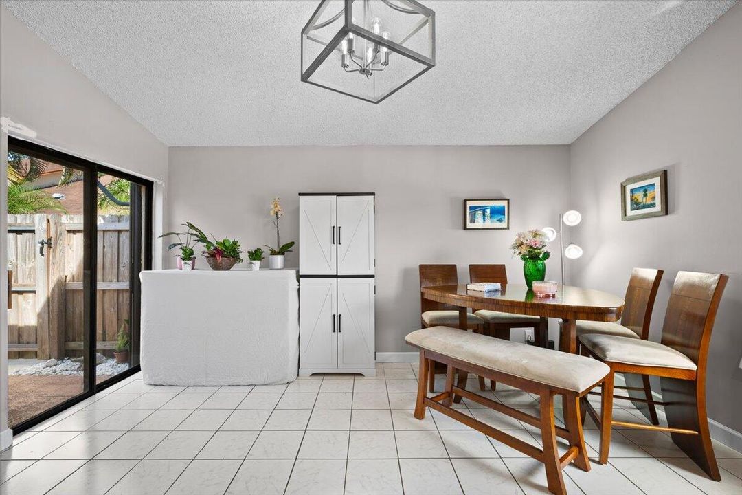 Active With Contract: $268,500 (2 beds, 2 baths, 1102 Square Feet)