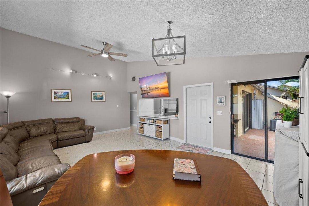 Active With Contract: $268,500 (2 beds, 2 baths, 1102 Square Feet)