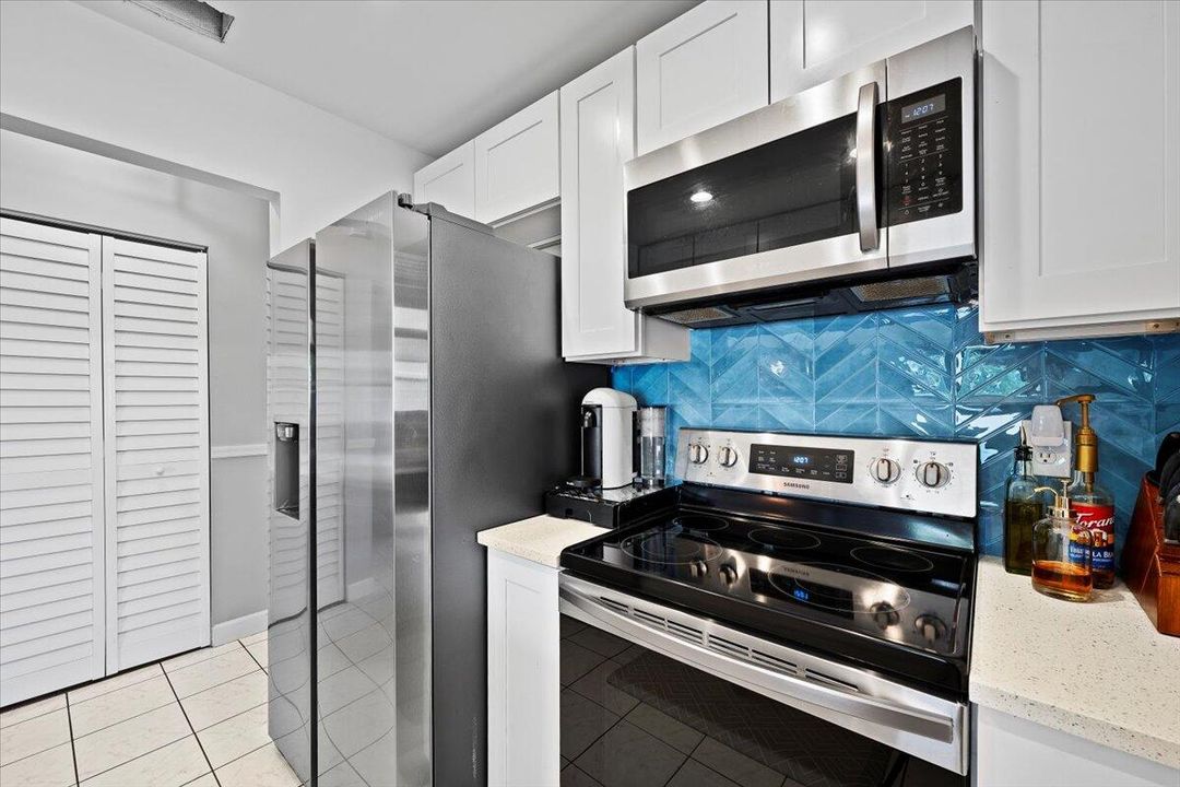 Active With Contract: $268,500 (2 beds, 2 baths, 1102 Square Feet)